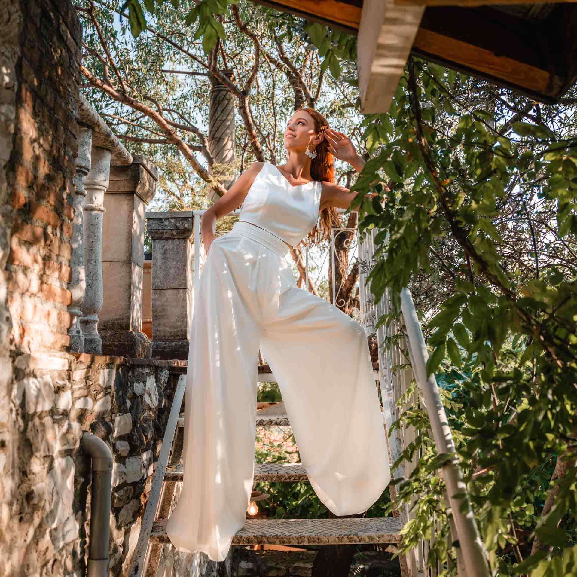 Brautmode für deine standesamtliche Trauung – moderne Hose kombiniert mit stylischem Braut Top